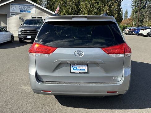 Used 2014 Toyota Sienna XLE image 7