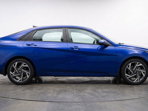 Used 2025 Hyundai Elantra SEL FWD image 11