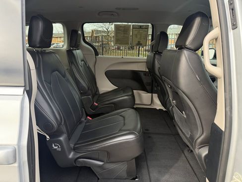 Used 2024 Chrysler Pacifica Touring-L image 13