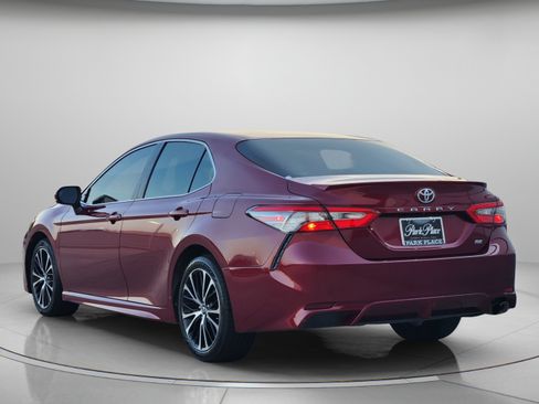 Used 2018 Toyota Camry SE FWD image 3