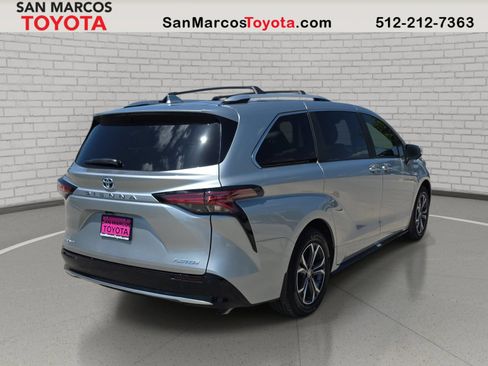 Used 2025 Toyota Sienna Platinum AWD/4WD image 6
