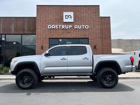 Used 2018 Toyota Tacoma TRD Off-Road AWD/4WD image 3