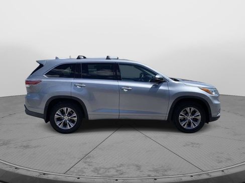 Used 2015 Toyota Highlander Plus AWD/4WD image 2