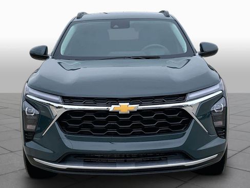 Used 2025 Chevrolet Trax LT FWD image 3