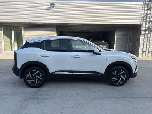 Used 2025 Nissan Kicks SV image 4