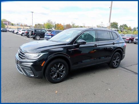 Used 2024 Volkswagen Tiguan SE image 1