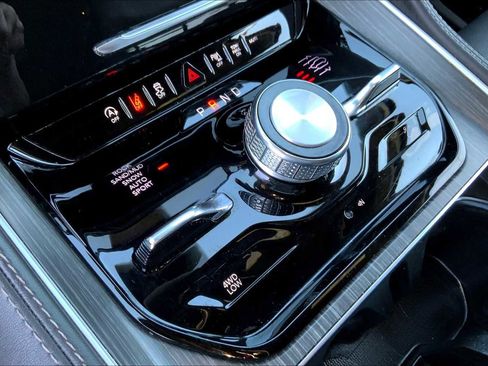 Used 2023 Jeep Wagoneer L Series III w/ Preferred Equipment Group image 32