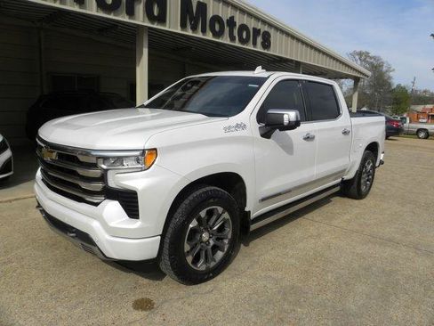 Used 2022 Chevrolet Silverado 1500 High Country w/ Technology Package AWD/4WD image 2