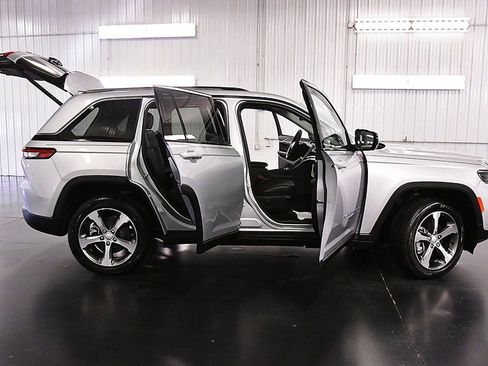 Used 2023 Jeep Grand Cherokee 4WD 4xe w/ Luxury Tech Group II image 29