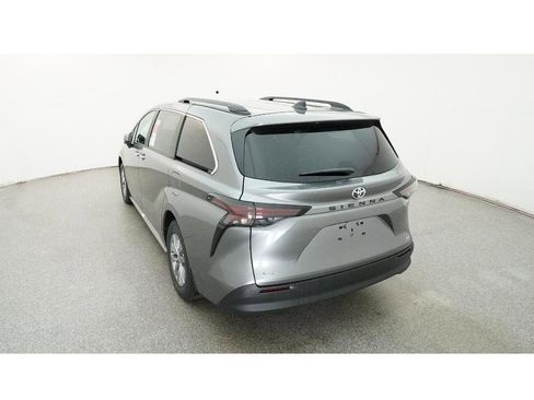 New 2026 Toyota Sienna XLE image 6