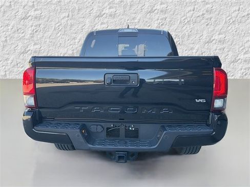 Used 2018 Toyota Tacoma TRD Sport image 4