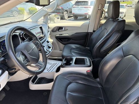 Used 2022 Chrysler Pacifica Touring-L FWD image 11