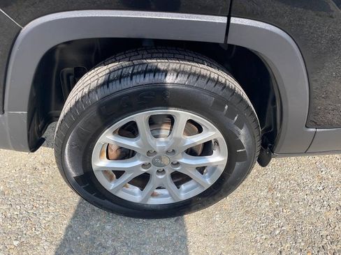 Used 2017 Jeep Cherokee Latitude AWD/4WD image 30