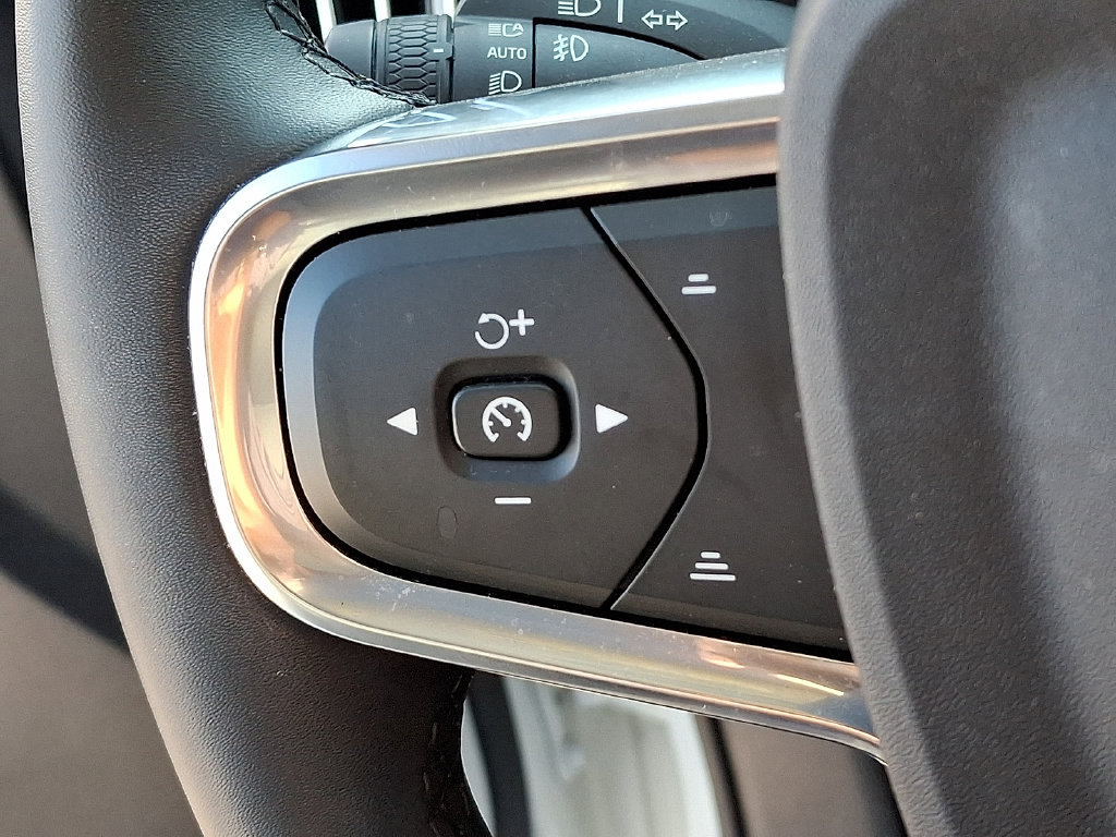 Certified 2025 Volvo XC40 B5 Plus AWD/4WD image 23