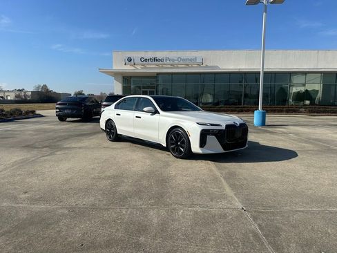 Certified 2025 BMW 760i xDrive w/ Luxury Rear Seating Package image 5