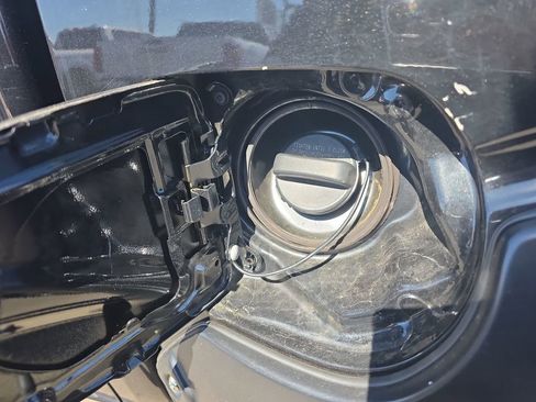 Used 2018 Nissan Frontier SV image 15