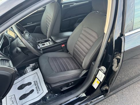 Used 2017 Ford Fusion SE w/ Fusion SE Technology Package image 10