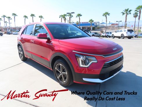 Used 2025 Kia Niro LX image 1