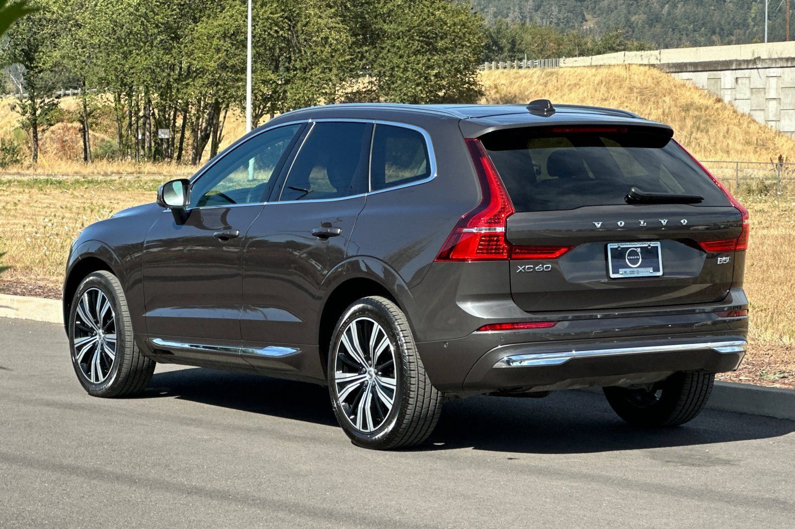 Used 2023 Volvo XC60 B5 Plus w/ Climate Package AWD/4WD image 5