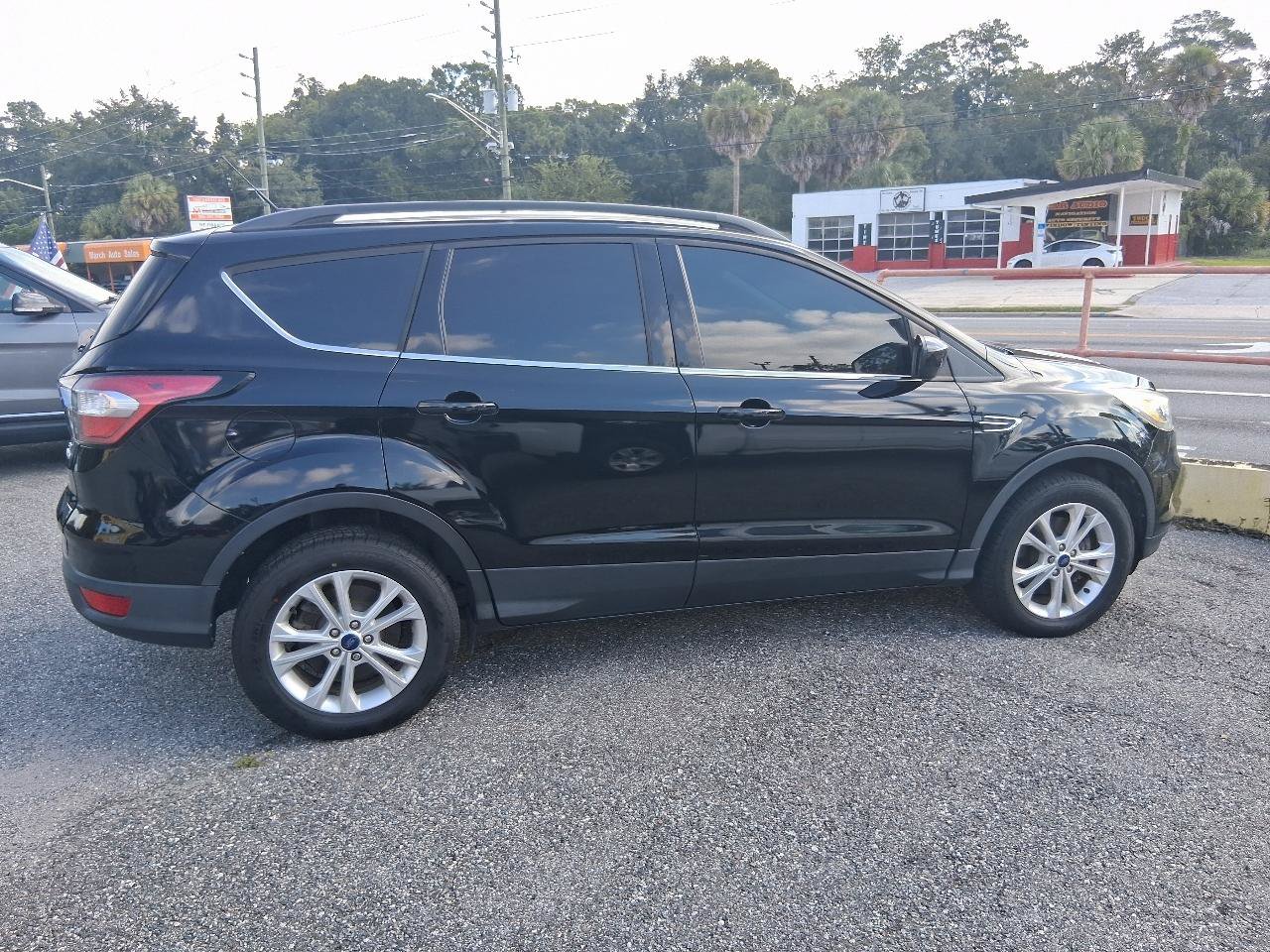Used 2017 Ford Escape SE w/ Equipment Group 201A AWD/4WD image 5