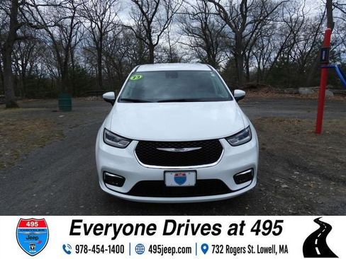 Used 2023 Chrysler Pacifica Touring-L FWD image 8