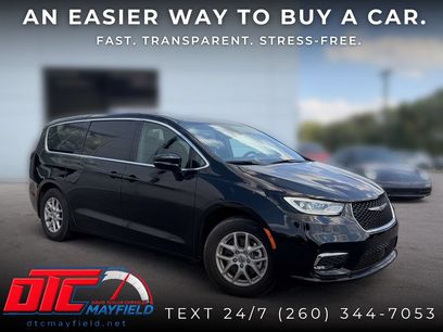 Used 2025 Chrysler Pacifica Select