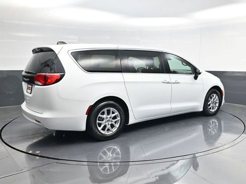 Used 2023 Chrysler Voyager LX image 3