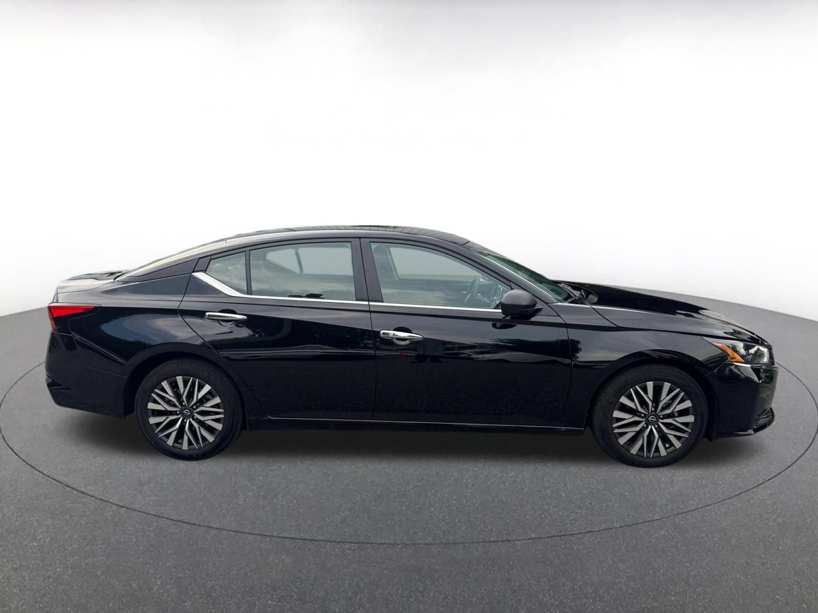 Used 2025 Nissan Altima 2.5 SV FWD image 14
