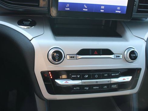Used 2023 Ford Explorer XLT AWD/4WD image 18