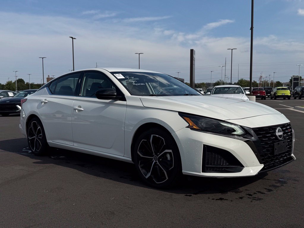 Used 2025 Nissan Altima 2.5 SR FWD image 3