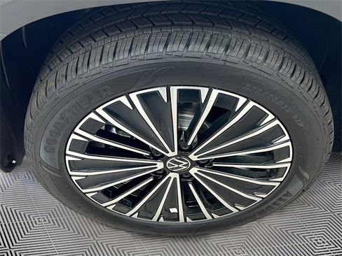 New 2025 Volkswagen Taos SE image 30