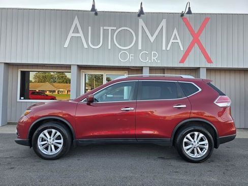 Used 2016 Nissan Rogue SV FWD image 1