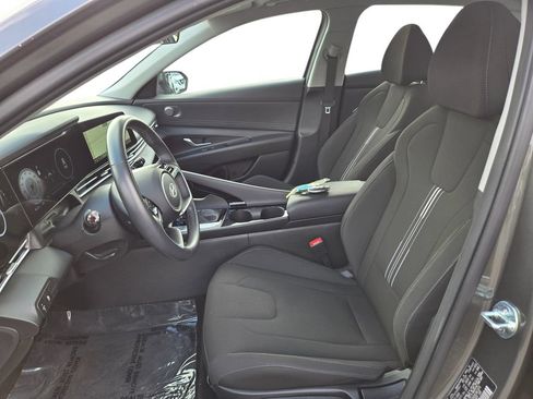 Used 2025 Hyundai Elantra SEL FWD image 17