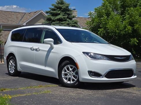 Used 2020 Chrysler Pacifica Touring FWD image 2