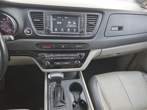 Used 2017 Kia Sedona LX w/ LX Essentials Premium Package image 31