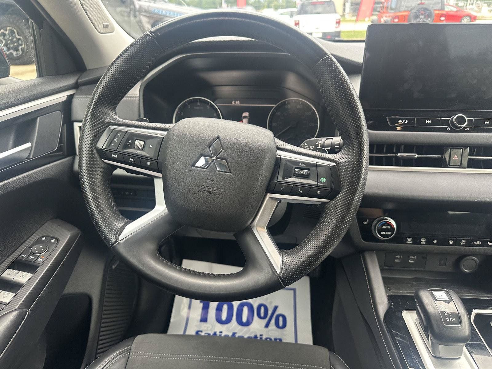 Used 2025 Mitsubishi Outlander AWD image 31