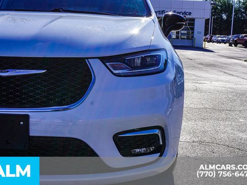 Used 2024 Chrysler Pacifica Select image 19