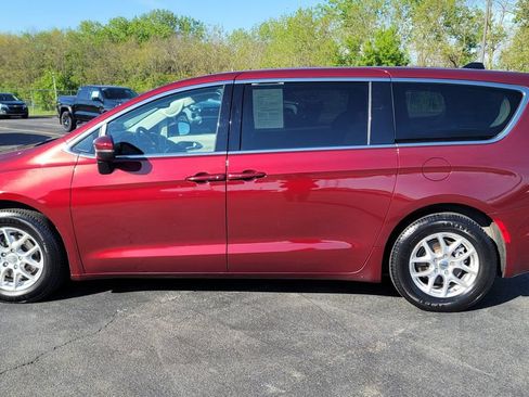 Used 2023 Chrysler Pacifica Touring-L FWD image 7