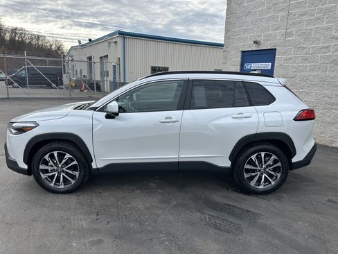 Used 2023 Toyota Corolla Cross XLE w/ Convenience Package image 4