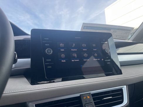 New 2026 Volkswagen Taos SE FWD image 15