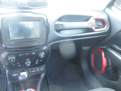Used 2019 Jeep Renegade Trailhawk image 9