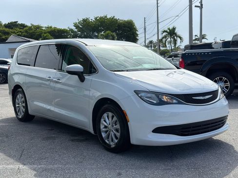 Used 2017 Chrysler Pacifica Touring w/ Tire & Wheel Group FWD image 7