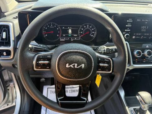 Used 2022 Kia Sorento LX FWD image 11