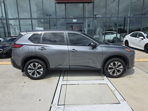 Used 2023 Nissan Rogue SV image 3