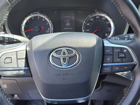 Used 2020 Toyota Highlander LE AWD/4WD image 11