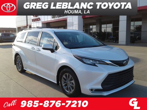 Used 2022 Toyota Sienna XLE image 1