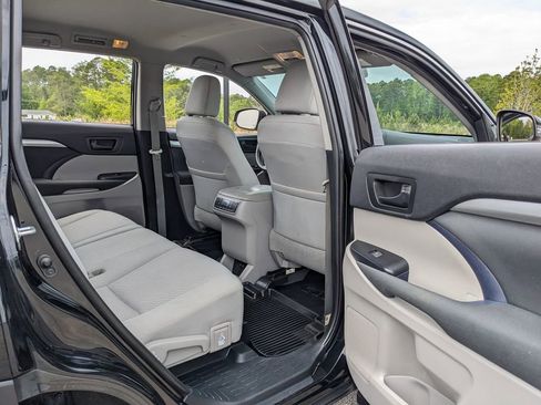 Used 2019 Toyota Highlander LE image 38