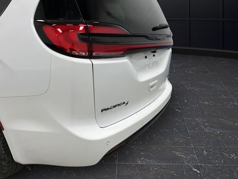 New 2026 Chrysler Pacifica Select AWD/4WD image 36