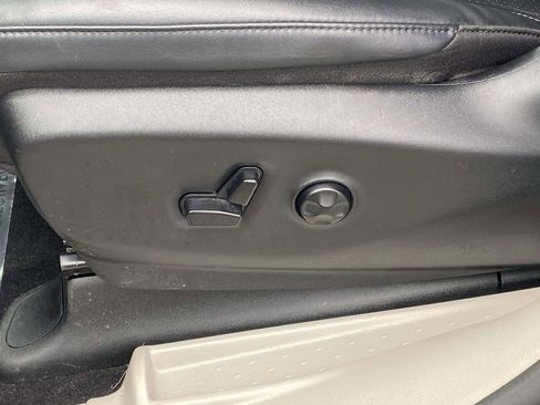 Used 2024 Chrysler Pacifica Touring-L image 14