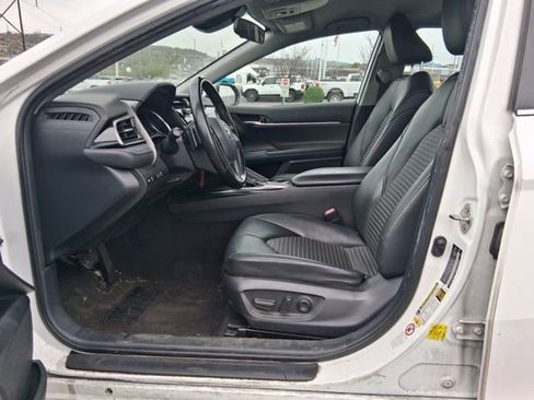 Certified 2019 Toyota Camry SE image 4